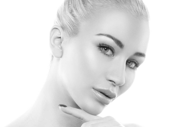 Szépség Stúdió portré fiatal gyönyörű modell nő egészséges bőr fehér háttér. Természetes smink. Arcközeli kép - Fotó, kép