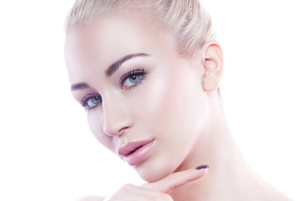 Beauty Studio portrait de jeune belle femme modèle avec une peau saine sur fond blanc. Maquillage naturel. Gros plan sur le visage - Photo, image