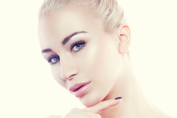 Beauty Studio портрет молодої красивої моделі жінки зі здоровою шкірою на білому тлі. Натуральний макіяж. Обличчя крупним планом
 - Фото, зображення
