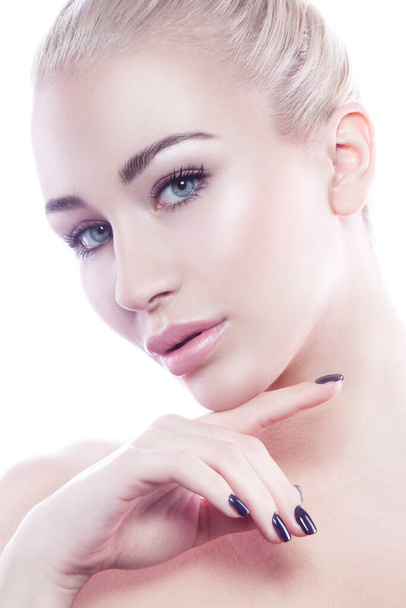 Beauty Studio ritratto di giovane bella donna modello con pelle sana su sfondo bianco. Trucco naturale. Primo piano del viso - Foto, immagini