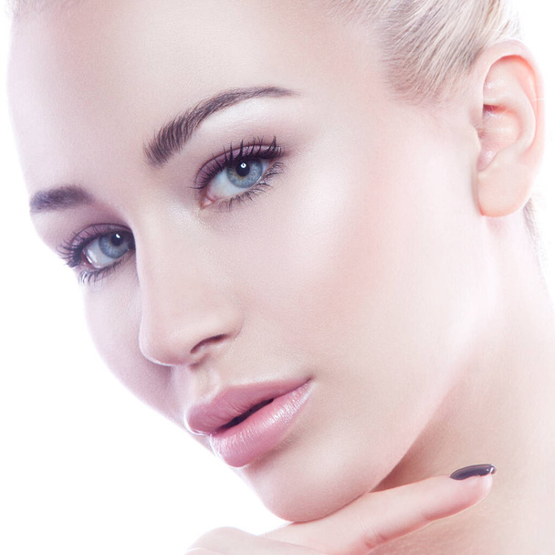 Beauty Studio ritratto di giovane bella donna modello con pelle sana su sfondo bianco. Trucco naturale. Primo piano del viso - Foto, immagini