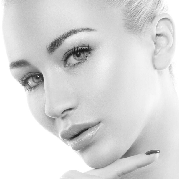 Szépség Stúdió portré fiatal gyönyörű modell nő egészséges bőr fehér háttér. Természetes smink. Arcközeli kép - Fotó, kép