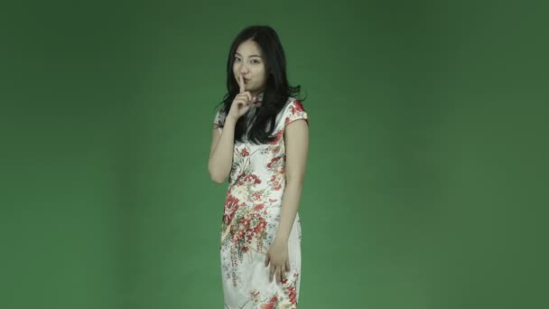 Ασιάτισσα με παραδοσιακό κινέζικο φόρεμα - Πλάνα, βίντεο