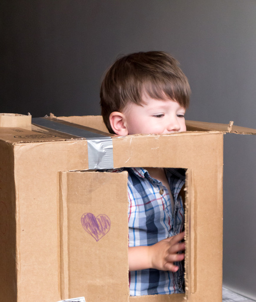 Хлопчик у картонній коробці
 - Фото, зображення