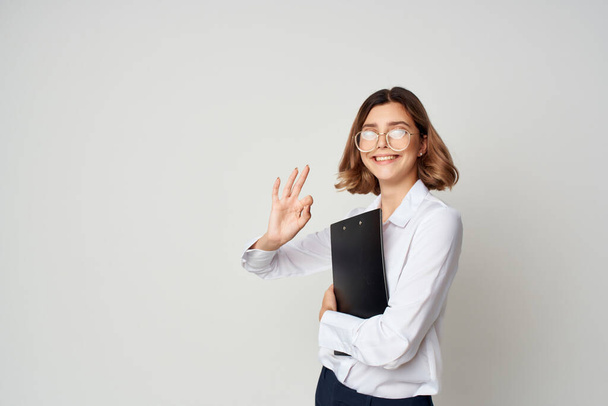Biznes kobieta w okularach z folderu w rękach dokumenty zbliżenie - Zdjęcie, obraz