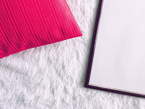 Marco de madera negro y almohada rosa para maqueta de impresión, decoración casera de lujo y diseño de interiores, póster y arte imprimible - Foto, imagen