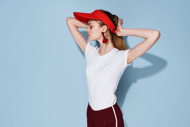 女の子で赤い帽子夏服ファッション装飾ポージング - 写真・画像