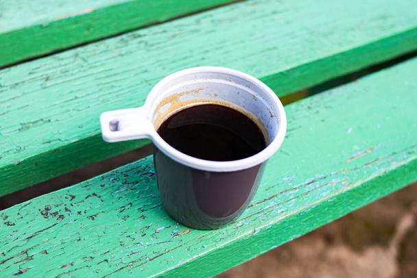 木製のベンチにコーヒーとプラスチックカップを閉じる - 写真・画像