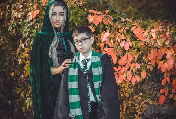 Idee per feste di Halloween, vestiti da gente. Donna e ragazzo da scuola di maghi e magia - Foto, immagini