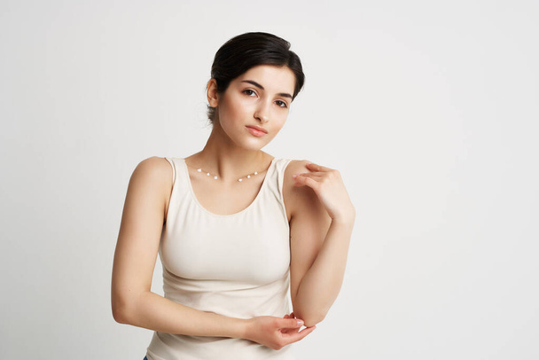 mujer en camiseta blanca crema corporal rejuvenecimiento de la salud - Foto, imagen