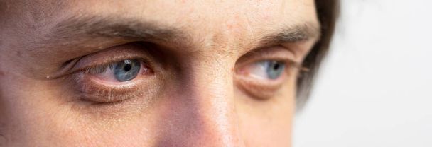 banner grijze ogen van een man close-up op een lichte achtergrond, authenticiteit, horizonta - Foto, afbeelding