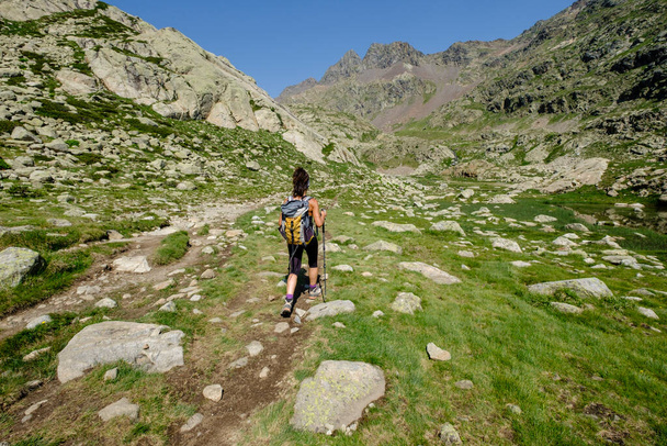 Wanderer auf Ibones azules und Bachimaa alto Route, Provinz Huesca, Spanien - Foto, Bild