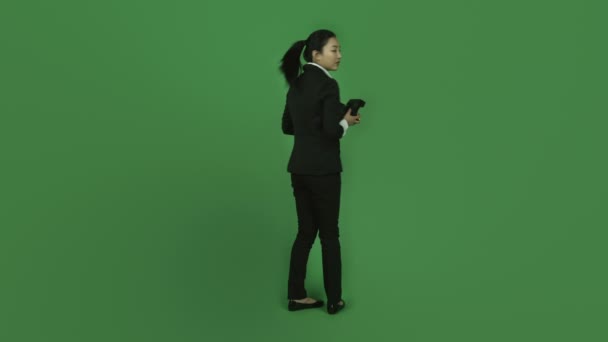 žena dělat fotografie s polaroid - Záběry, video