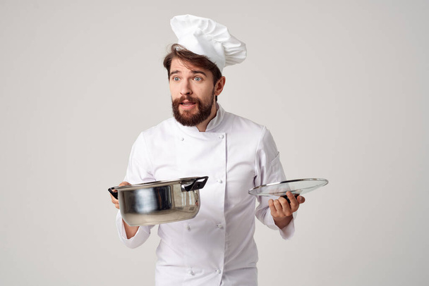 chef masculino con una cacerola en sus manos cocinando trabajo de servicio de alimentos - Foto, Imagen
