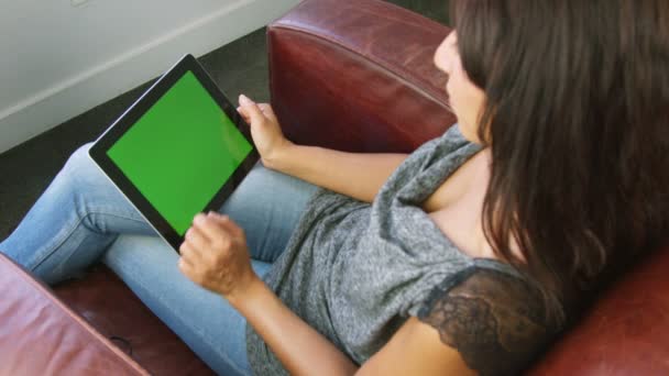Femme utilisant la tablette écran vert
 - Séquence, vidéo