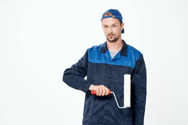 man in het werk uniform muur schilderen reparatie service - Foto, afbeelding