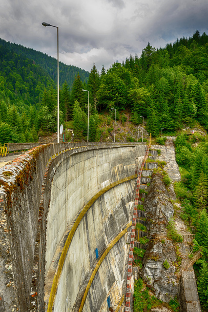 Petit barrage hydroélectrique exploitant l'énergie hydraulique dans un ar de montagne
 - Photo, image