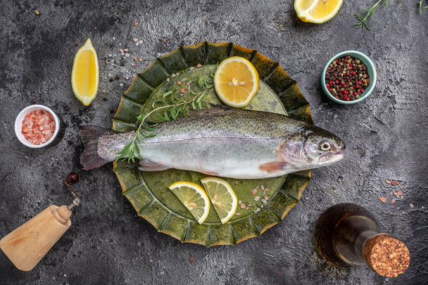 Trucha arco iris. Trucha de pescado crudo con limón. banner, menú, lugar de la receta para el texto, vista superior. - Foto, imagen