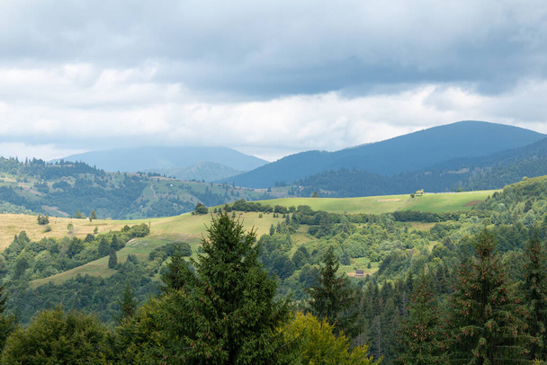 Чудовий краєвид у літні Карпатські гори - Фото, зображення