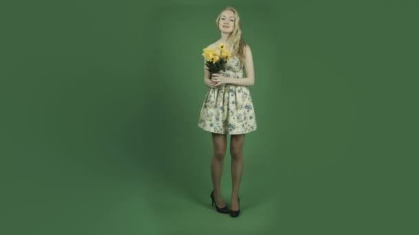 花束と花のドレスを着た女性 - 映像、動画