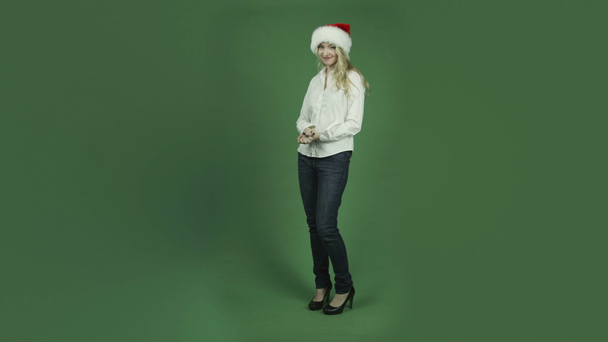γυναίκα που είναι χαμογελώντας σε santa Χριστούγεννα καπέλο - Πλάνα, βίντεο