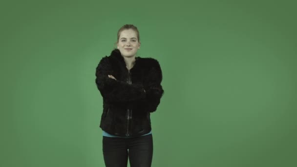 Tyttö turkissa seisoo luottavainen
 - Materiaali, video