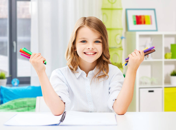 smiling girl with colorful felt-tip pens at home - Фото, изображение