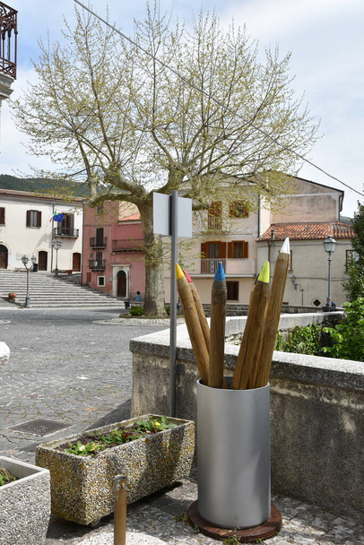 Egy kis tér könyvek a turisták számára Macchiagodena, egy régi város a Molise régióban, Olaszország. - Fotó, kép