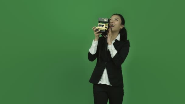 kadın polaroid fotoğraf yapma - Video, Çekim