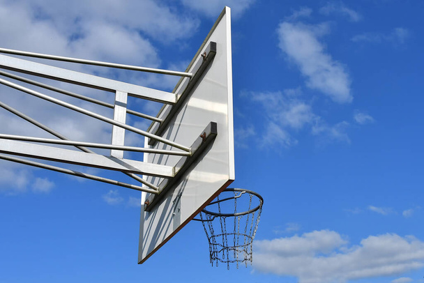 basketbal, verdedigers hoepel op een veld met blauwe lucht - Foto, afbeelding