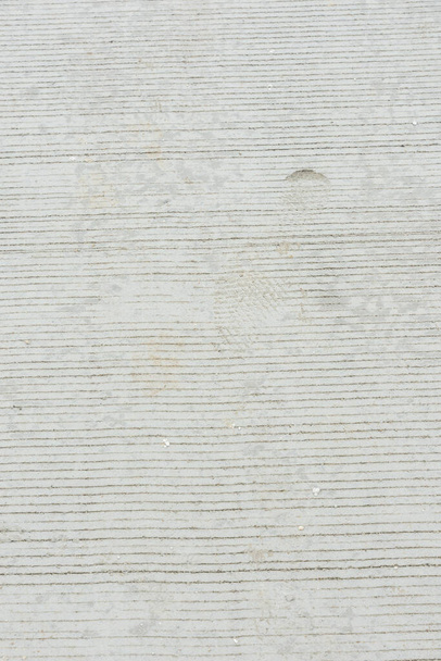 Voetafdruk mens op voetpad beton close-up en detail van textuur. - Foto, afbeelding