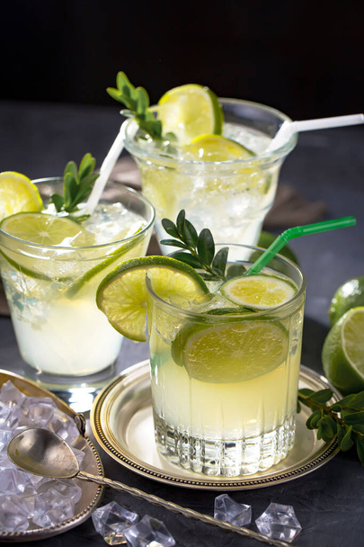 Refreshing summer alcoholic cocktail with crushed ice and citrus fruits - Valokuva, kuva