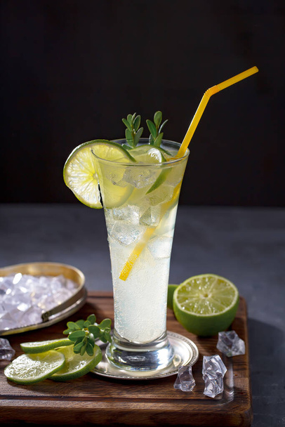 Osvěžující letní alkoholický koktejl s rozdrceným ledem a citrusovými plody - Fotografie, Obrázek