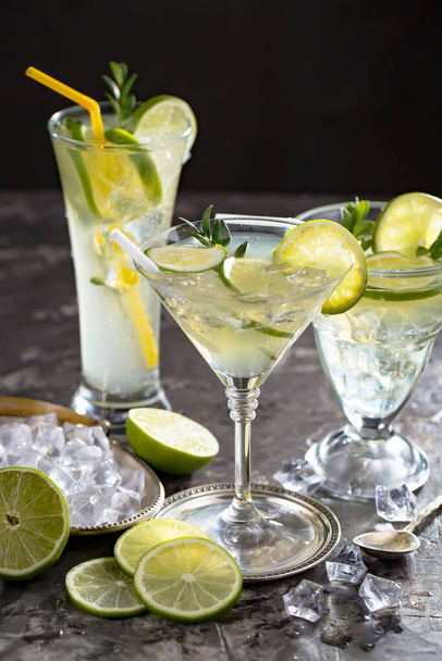 Освежающий летний алкогольный коктейль со льдом и цитрусовыми - Фото, изображение