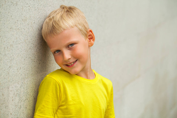 Close-up portrait of a little boy in a summer park - Foto, Imagem