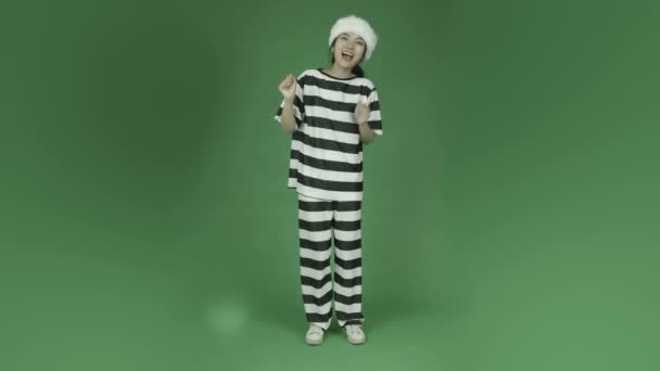 Азіатський ув'язнений в Санта-Клауса капелюх - Кадри, відео