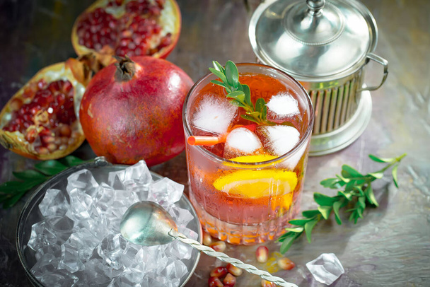 Cocktail rafraîchissant d'été alcoolisé avec glace concassée et agrumes - Photo, image