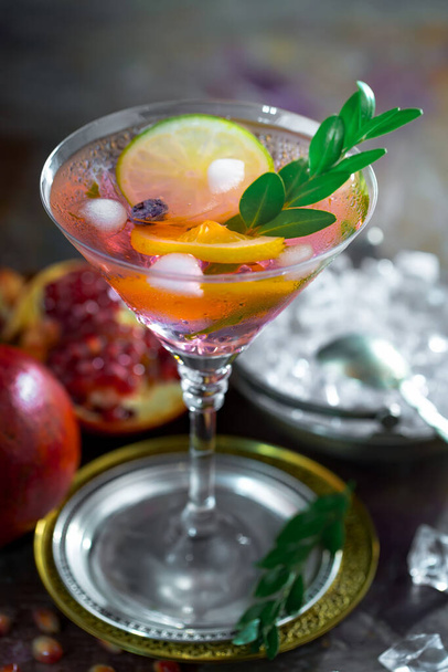 Erfrischender alkoholischer Sommercocktail mit Crushed Ice und Zitrusfrüchten - Foto, Bild