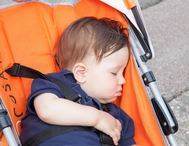 Junge schläft im Kinderwagen - Foto, Bild