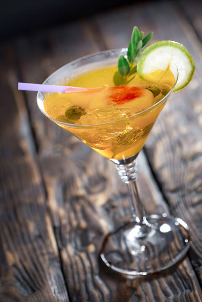 Refreshing summer alcoholic cocktail with crushed ice and citrus fruits - Foto, immagini