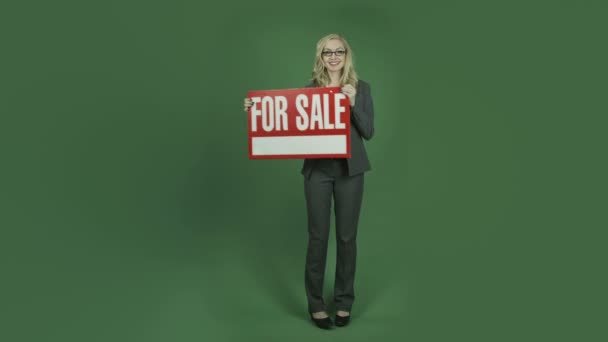 επιχειρηματίας κρατώντας πινακίδα "πωλείται" - Πλάνα, βίντεο