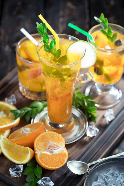 Cocktail in un bicchiere con frutta su uno sfondo antico. - Foto, immagini