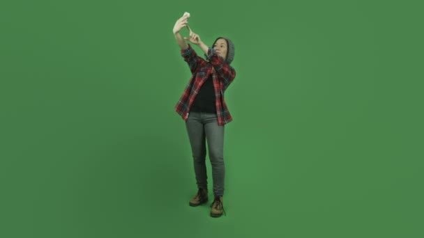Chica casual tomando una selfie
 - Metraje, vídeo
