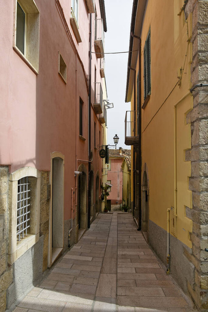 Una calle en el centro histórico de Mirabello Sannitico, un casco antiguo en la región de Molise, Italia. - Foto, Imagen