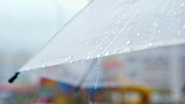detail okraje průhledného deštníku v dešti - Záběry, video