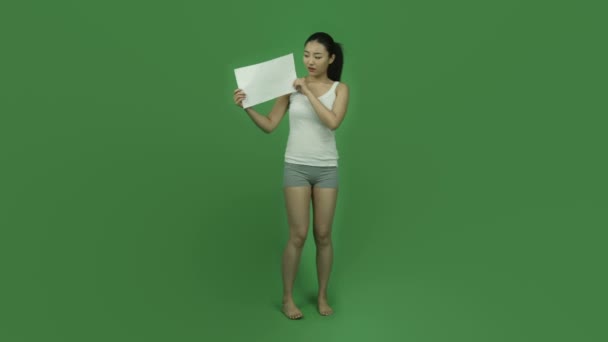 Sportliches Mädchen ärgert sich über leeres Schild - Filmmaterial, Video