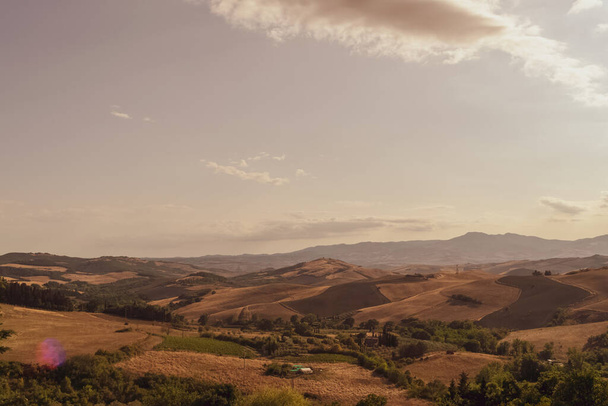 Panoraamanäkymät Toscanan maaseudulle kukkuloiden ominaisväreillä, Toscana, Italia. - Valokuva, kuva