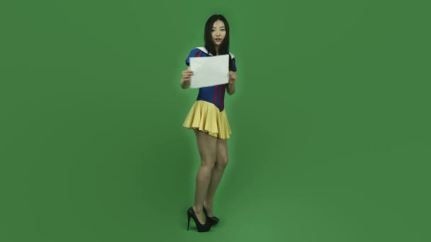Confident snow white holding blank sign - Footage, Video