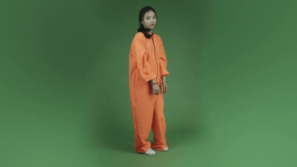 Mujer prisionera deprimida esposada
 - Metraje, vídeo