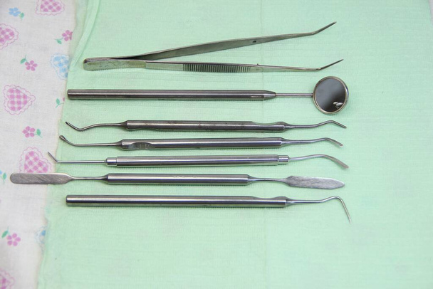 Стоматологічні інструменти на серветці
 - Фото, зображення